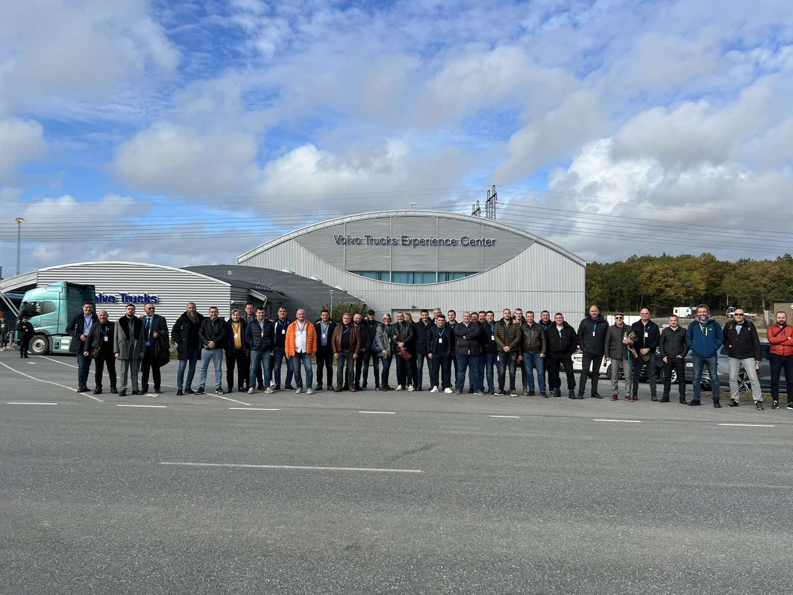 Сопствениците на камиони Volvo за прв пат зад воланот на електричните ...