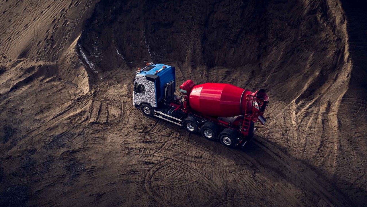 Новиот Volvo FMX опремен со мешалка за цемент