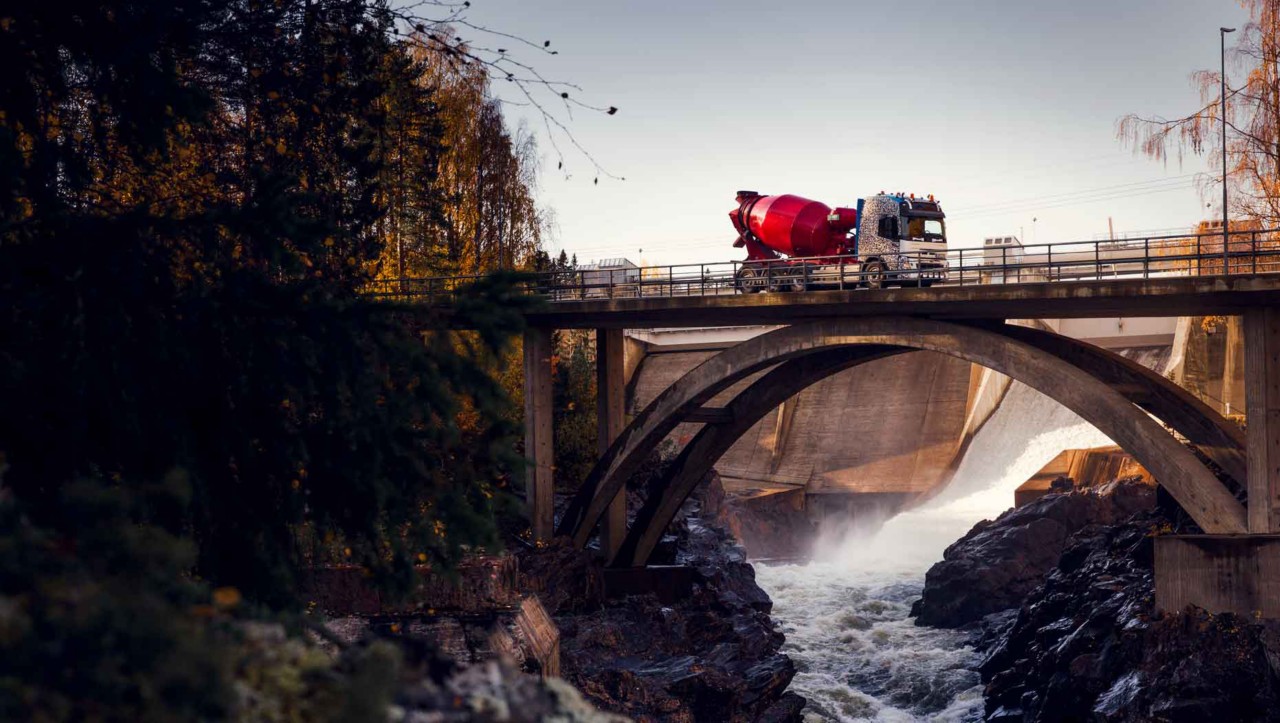 Volvo FMX преминува мост преку река