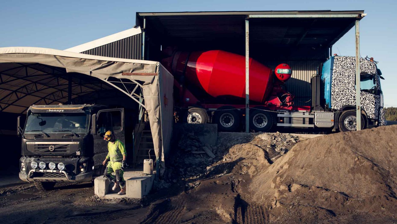 Новиот Volvo FMX доставува цемент во рудникот Ренстром во близина на Шелефте