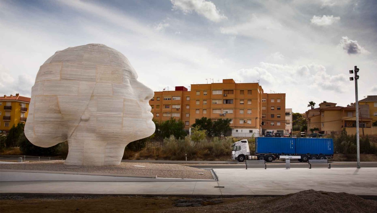 Тест-камион поминува покрај мермерна статуа во Шпанија